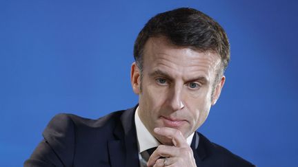 Emmanuel Macron, lors d'une conférence de presse au Conseil européen à Bruxelles, le 1er février 2024. (LUDOVIC MARIN / AFP)