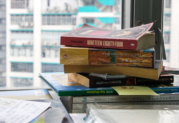 Une pile de livres dans les locaux du mouvement pro-démocratique Demosisto, le&nbsp;17&nbsp;juillet&nbsp;2019 à Hong Kong. (ELISE LAMBERT / FRANCEINFO)