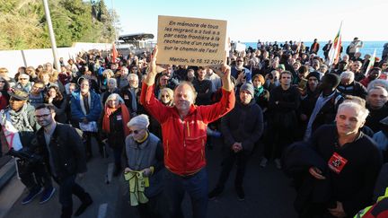 Manifestation en mémoire des migrants tués alors qu'ils étaient en exiel, le 16 décembre 2017 à Menton (Alpes-Maritimes).&nbsp; (VALERY HACHE / AFP)