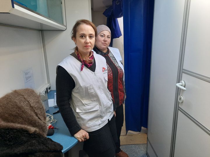 Victoria, médica general (al frente) y Olga, enfermera de MSF (al fondo), en el camión de MSF.  (AGATHE MAHUET / RADIO FRANCIA)