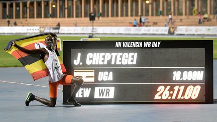 L'Ougandais Joshua Cheptegei bat le record du monde du 10 000 m (JOSE JORDAN / AFP)