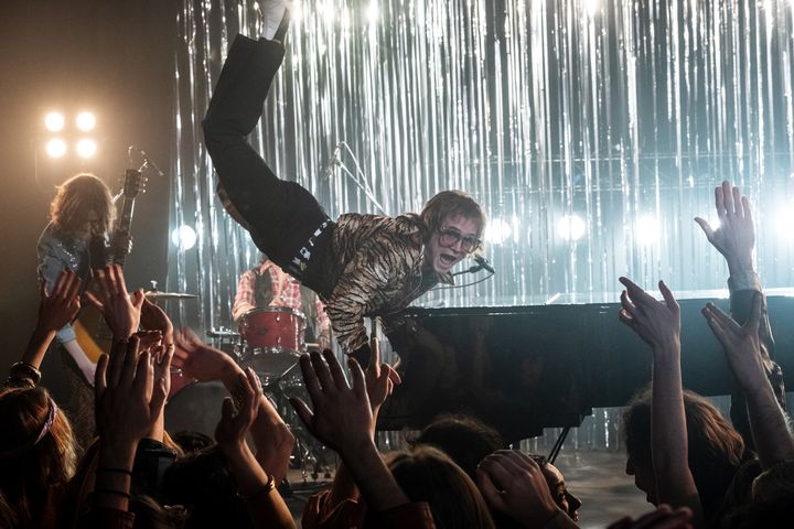 Elton John (Taron Egerton) fait son show dans "Rocketman" de Dexter Fletcher. (WALT DISNEY FRANCE)