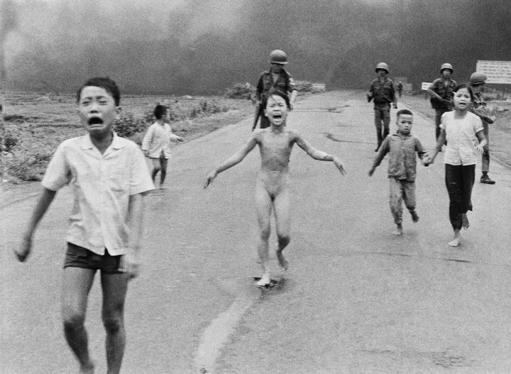 "Napalm Girl" (la petite film au napalm), photo symbolique de la Guerre du Vietnam prise par Nick Ut le 8 juin 1972.&nbsp; (NICK UT/AP/SIPA / AP)