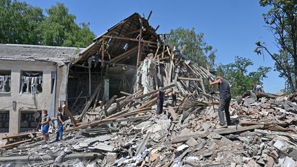 Les ruines d'un bâtiment administratif bombardé à Lyubotyn, dans la région de Kharkiv, le 20 juin 2022. (SERGEY BOBOK / AFP)