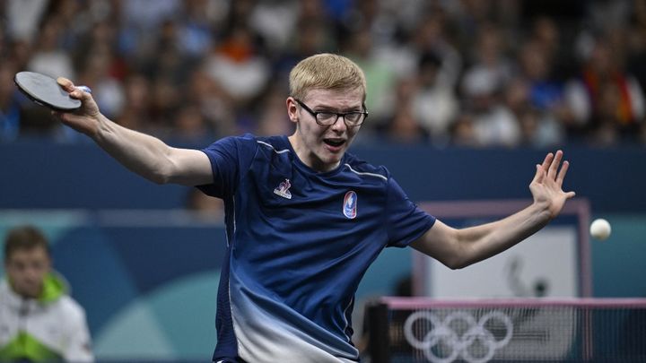 Félix Lebrun affronte Darko Jorgic lors du match par équipes hommes aux JO de Paris, le lundi 5 août 2024. (WANG ZHAO / AFP)