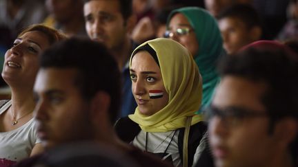  «Mon sentiment à cet instant, c'est la frustration, une énorme frustration», s'exclame Rasha, une jeune pharmacienne trentenaire qui garde le sourire aux côtés de ses amies toutes aussi expressives.
 (MOHAMED EL-SHAHED / AFP)