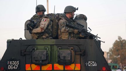 Des soldats fran&ccedil;ais conduisent un blind&eacute; vers Mopti (Mali), le 15 janvier 2013. (JEROME DELAY/AP/SIPA)