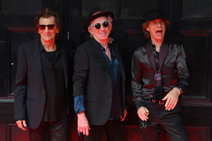 Ronnie Wood, Keith Richards et Mick Jagger des Rolling Stones arrivent à la conférence de presse au sujet de leur nouvel album "Hackney Diamonds" le 6 septembre 2023 à Londres (Angleterre). (DANIEL LEAL / AFP)