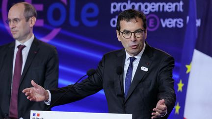 Jean-Pierre Farandou, président de la SNCF,  à la nouvelle gare du RER E de La Défense, le 3 mai 2024. (THOMAS SAMSON / AFP)