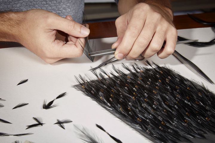 Dans l'atelier de Julien Vermeulen, maitre artisan plumassier moderne au service, entre autres, de la haute couture (ANTOINE LIPPENS)