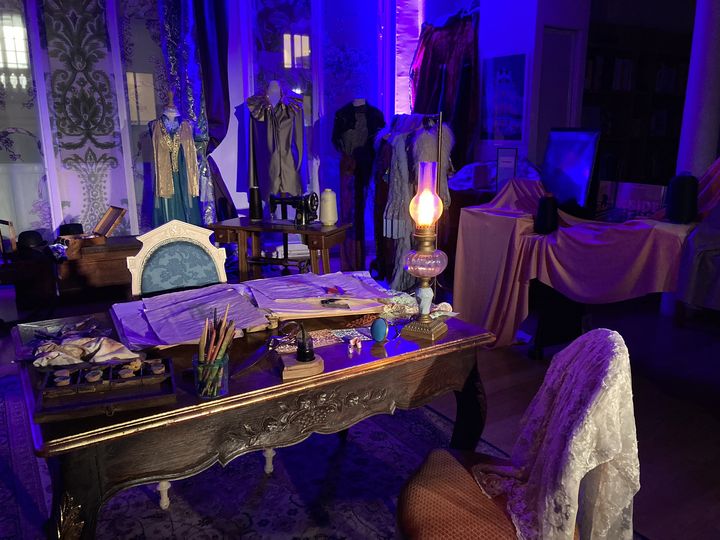 Le salon de création de Gaspard : un des décors de la pièce de théâtre&nbsp;"Au bonheur des dames"&nbsp;d'Emile Zola, lors de l'avant-première qui s'est tenue au Bon Marché, le 7 juillet 2022&nbsp; (CORINNE JEAMMET)