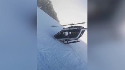 Un hélicoptère effectue un sauvetage spectaculaire en pleine montagne