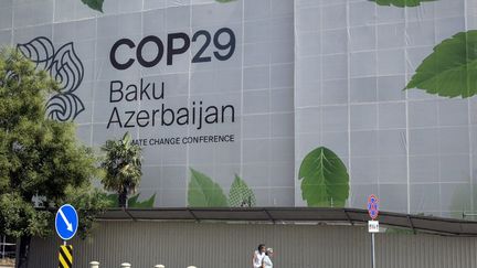 Le logo de la COP29 sur un bâtiment à Bakou, la capitale de l'Azerbaïdjan, le 11 septembre 2024. (TOFIK BABAYEV / AFP)