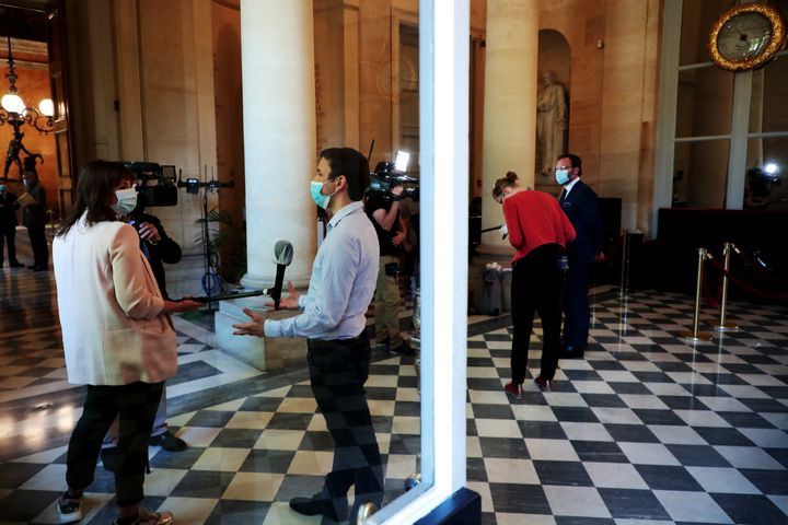 Le député&nbsp;Aurélien Taché répond aux questions d'une journaliste dans la salle des Quatre Colonnes à l'Assemblée nationale, à Paris, le 19 mai 2020. (CHRISTOPHE PETIT TESSON / POOL / AFP)