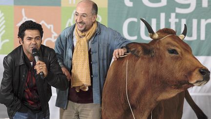 Fatsah Bouyahmed, sa tarentaise et Jamel Debbouze dans "La Vache"
 (Pathé Distribution)