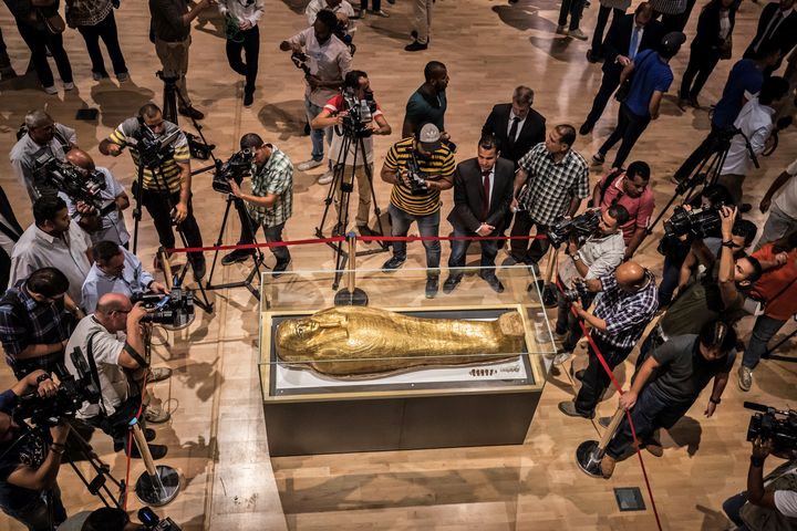 Le sarcophage de&nbsp;Nedjemankh présenté au Caire le 1er octobre 2019. (KHALED DESOUKI / AFP)