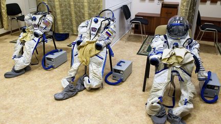 Des combinaisons de cosmonautes attendent d'&ecirc;tre enfil&eacute;es pour une session d'entra&icirc;nement &agrave; la Cit&eacute; des &eacute;toiles pr&egrave;s de Moscou (Russie), le 24 avril 2012. (SERGEI REMEZOV / REUTERS)