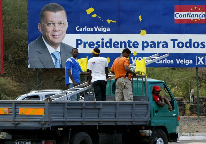 Campagne électorale pour la présidentielle de février 2006 au Cap Vert. Carlos Veiga, Premier ministre de 1991 à 2000, est le descendant d'immigrants juifs originaires de Gibraltar, arrivés au Cap Vert au début du&nbsp;XIXe&nbsp;siècle. (SEYLLOU DIALLO / AFP)