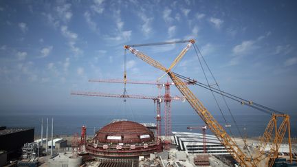 Le chantier de construction de l'EPR de Flamanville (Manche), en&nbsp;juillet 2013. (CHARLY TRIBALLEAU / AFP)