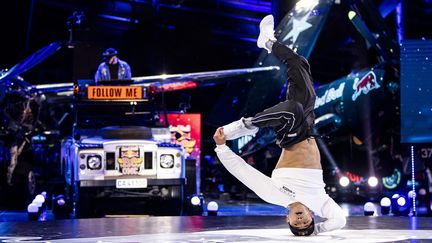 Le jeune B-Boy japonais Shigekix, 18 ans, a remporté la finale mondiale masculine de breaking RedBull BC One à Salzbourg (Autriche) le 28 novembre 2020. (LITTLE SHAO / RED BULL CONTENT POOL / AFP)