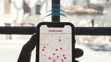 Un&nbsp;aperçu de l'application StopCovid développée en France durant la pandémie de coronavirus. (IDRISS BIGOU-GILLES / HANS LUCAS / AFP)