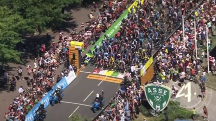 La 14ème étape offrira, samedi 16 juillet, un parcours plutôt vallonné en Haute-Loire et en Lozère. Est-ce enfin le jour pour une victoire française ? Le point avec le journaliste Grégory Naboulet, en direct d'Yssingeaux.&nbsp; (FRANCE 2)