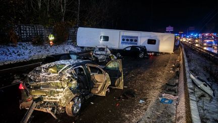 L'accident a eu dans le sens Paris-Province, jeudi dans la soirée : un car, quatre voitures et une moto ont été impliqués.