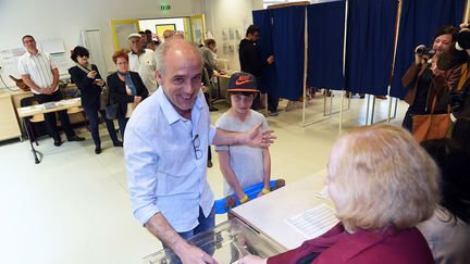 Philippe Poutou, le candidat du NPA, vote à Bordeaux (Gironde), le 23 avril 2017. (MEHDI FEDOUACH / AFP)