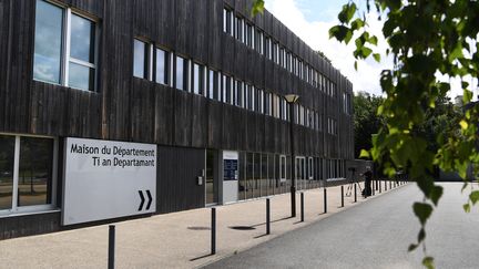 Le père du petit Dewi a enlevé son fils ce vendredi 30 juillet durant une visite à la Maison du Département de Lannion, dans les Côtes-d'Armor. (FRED TANNEAU / AFP)