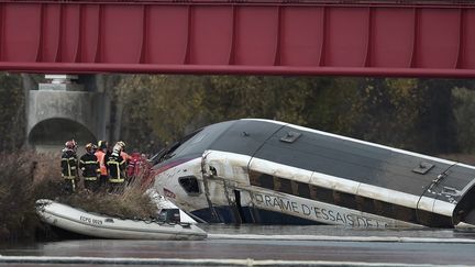 L'accident ferroviaire d'Eckwersheim (Bas-Rhin) le 14 novembre 2015 a fait 11 morts. (FREDERICK FLORIN / AFP)