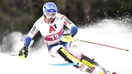 Jean-Baptiste Grange à l'epruve du slalom à Kitzbuehel (Autriche), le 26 janvier 2020. (JOE KLAMAR / AFP)