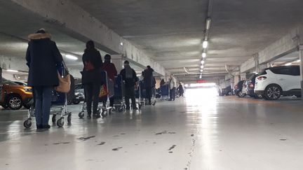 Une file d'attente, dans un parking, de clients avant l'entrée dans un hypermarché. Photo d'illustration. (BERLU STÉPHANIE / FRANCE-INFO)