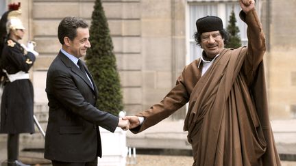 Le pr&eacute;sident Nicolas Sarkozy re&ccedil;oit le leader libyen Mouammar Kadhafi, le 10 d&eacute;cembre 2007, au Palais de l'Elys&eacute;e, &agrave; Paris. (ERIC FEFERBERG / AFP)