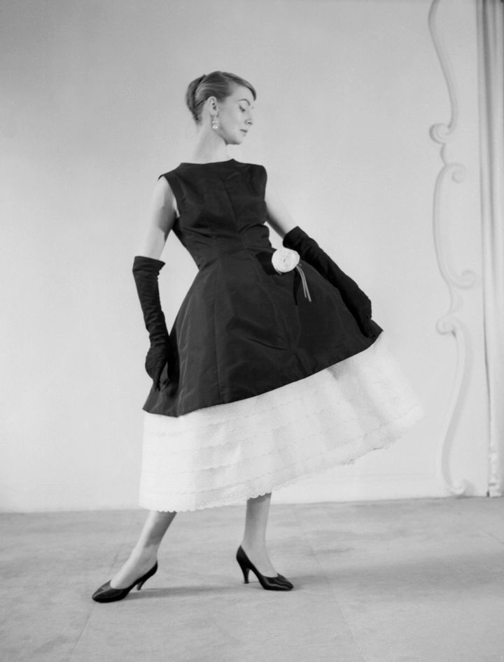 Robe en faille noirée signée Cristobal Balenciaga, 1956
 (INTERCONTINENTALE / AFP)