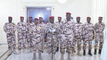 C'est Mahamat Idriss Déby (premier rang à gauche), l'un des fils du président tchadien Idris Déby qui a perdu la vie mardi 20 avril, qui va présider le Conseil militaire de Transition pour une durée de 18 mois. (CHADIAN PRESIDENCY / HANDOUT / ANADOLU AGENCY)