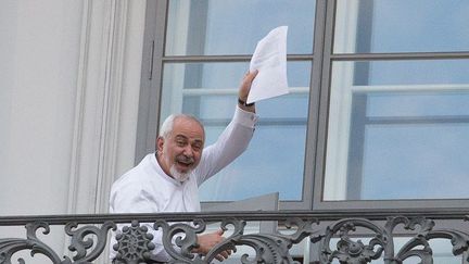 Le ministre iranien des Affaires étrangères Mohammad Javad Zarif montre une partie du projet de l'accord sur l'énergie nucléaire à Vienne, en Autriche, le 12 juillet 2015 (AFP/Mehdi Ghassemi / DPA)