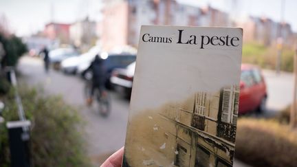 Le livre "La peste" d'Albert Camus avait bénéficié d'un regain d'intérêt au début de la pandémie de coronavirus.&nbsp; (FRANK RUMPENHORST / DPA)