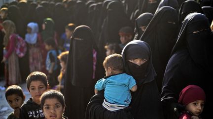 Des femmes et des enfants dans le camp d'Al Hol (Syrie), où sont détenues des familles de jihadistes, le 26 août 2022. (DELIL SOULEIMAN / AFP)