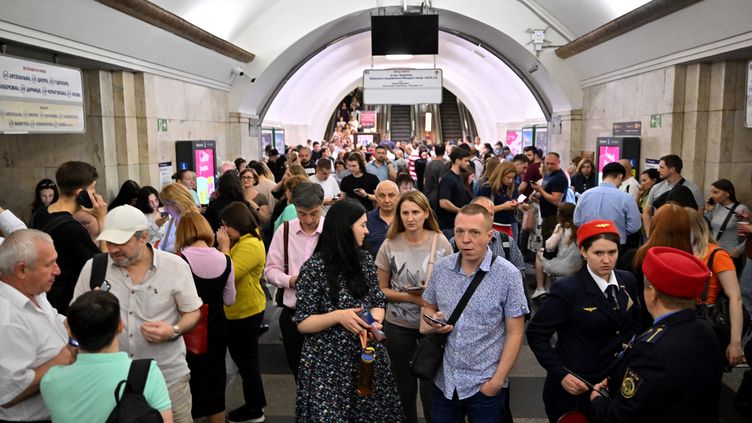 Des habitants de Kiev (Ukraine) se réfugient dans une station de métro du centre de la ville après des tirs de missiles, le 29 mai 2023. (SERGEI SUPINSKY / AFP)