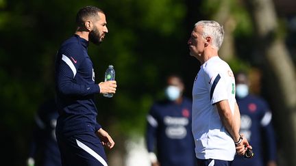 En réintégrant Karim Benzema (gauche) en équipe de France, Didier Deschamps (droite) a ajouté une variable dans l'équation. (FRANCK FIFE / AFP)