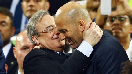 Le président du Real Madrid Florentino Pérez serre dans ses bras son entraîneur Zinedine Zidane, après la victoire en Ligue des Champions, à Milan, contre l'Atlético Madrid, le 28 mai 2016. (KIERAN MCMANUS / BACKPAGE IMAGES LTD)