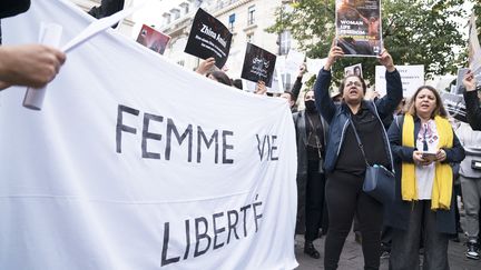 En France, une première manifestation est organisée le 24 septembre 2022 à Paris. Le slogan "Femme, vie, liberté" va devenir le&nbsp;cri de ralliement de la contestation en Iran. (FIORA GARENZI / HANS LUCAS)