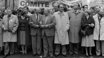 Les responsables du Parti communiste, dont&nbsp;Georges Marchais (quatri&egrave;me en partant de la droite), participent au d&eacute;fil&eacute; de la CGT lors de la manifestation du 1er-Mai &agrave; Paris, le 1er mai 1982. (PIERRE GUILLAUD / AFP)