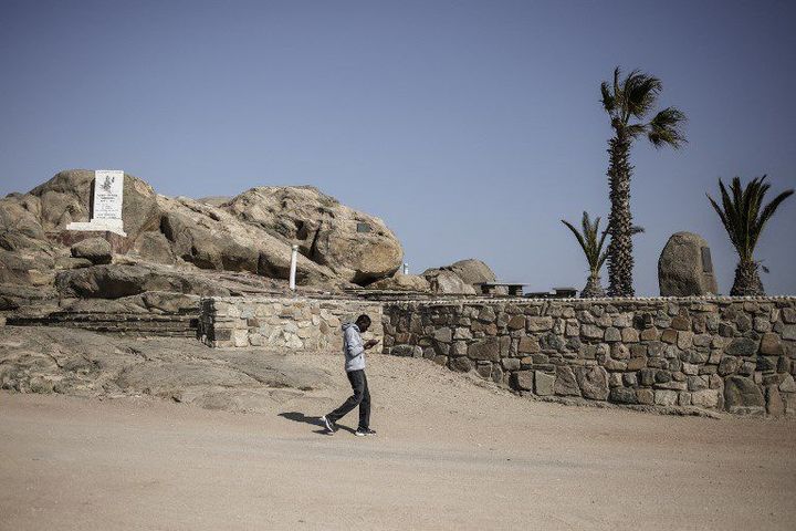 Vue d'un monument à Shark Island, camp de concentration durant le génocide, près de Luderitz en Namibie le 26 juin 2017. (AFP - GIANLUIGI GUERCIA)