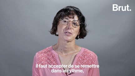 Quand on est en vacances, spontanément, on va changer de rythme de vie. Nos prises alimentaires vont se décaler, on va sauter des repas, on ne va pas manger les mêmes quantités. Pourquoi on est fatigués quand on rentre de vacances ? Pour Brut, Dr. Vanessa Slimani, psychiatre spécialiste du sommeil, explique pourquoi c’est normal et naturel de ressentir de la fatigue après ses vacances.