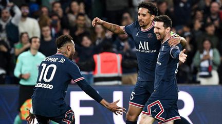 Neymar, Marquinhos et Lionel Messi exhultent après l'ouverture du score de l'Argentin face à Lens, le 23 avril 2022. (ALAIN JOCARD / AFP)