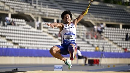 Le Français Arnaud Assoumani, le 13 juillet 2023 à Paris. (HERVIO JEAN-MARIE / AFP)