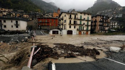 Un passage à gué à Saint-Dalmas-de-Tende, dans les Alpes-Maritimes, le 20 octobre 2023. (JEAN FRANCOIS OTTONELLO / MAXPPP)