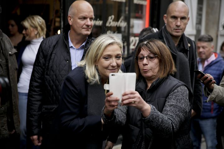 Une sympathisante prend un selfie avec Marine Le Pen sur le marché de Senlis (Oise), le 23 octobre 2015. (MAXPPP)