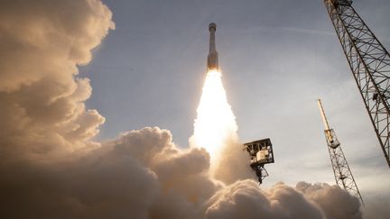 La capsule Boeing CST-100 Starliner, propulsée par la fusée United Launch Alliance Atlas VI, à Cap Canaveral (Floride), le 19 mai 2022. (JOEL KOWSKY / NASA / AFP)